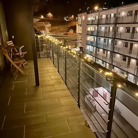 Top-floor With Balcony And Sea View * برغن
