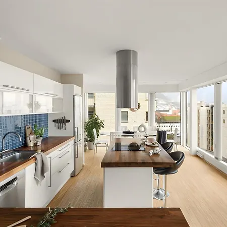 Top-floor With Balcony And Sea View 베르겐